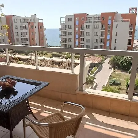 Cozy With Sea View And Free Parking Apartamento Pomorie