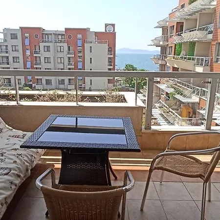 Cozy With Sea View And Free Parking Apartament