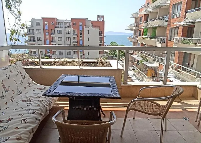 Cozy With Sea View And Free Parking Apartman